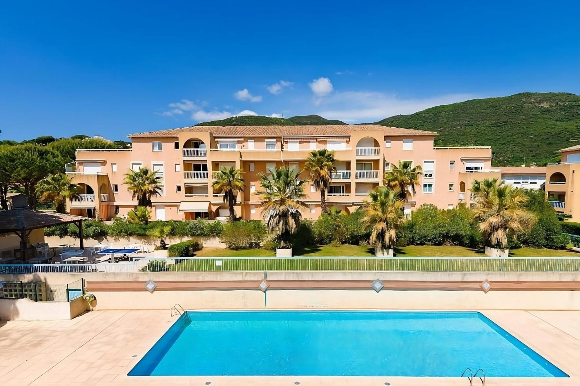 Santa Barbara Avec Piscine Et A 750m De La *
